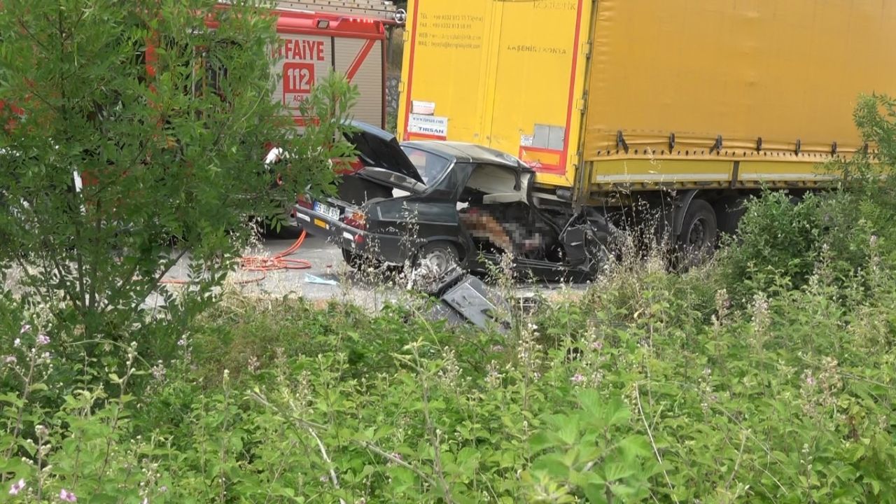 Park halindeki tıra çarpan otomobilde 2 kişi hayatını kaybetti
