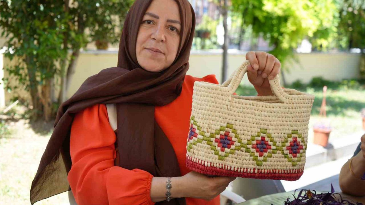 Rengarenk boyanan mısır yaprakları kadınların aksesuar eşyalarına dönüşüyor