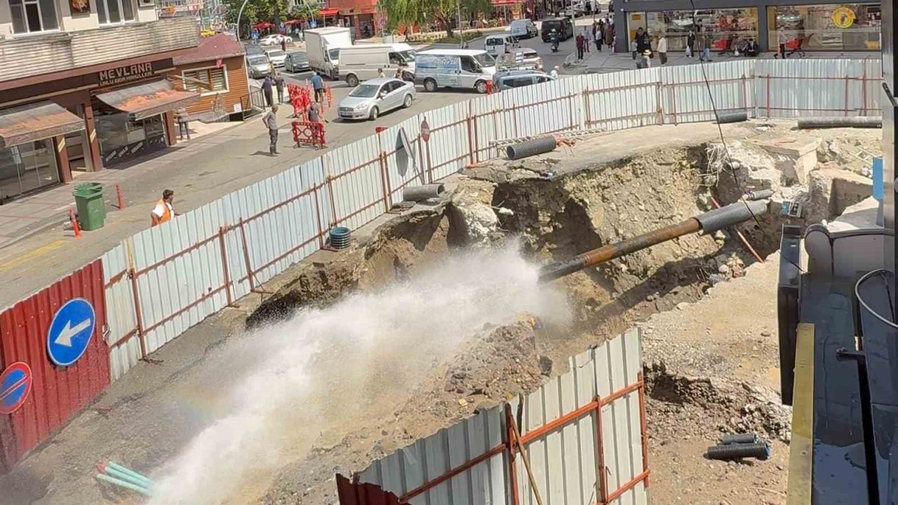 Rize’de tarihi köprünün restorasyon çalışması sırasında su borusu patladı