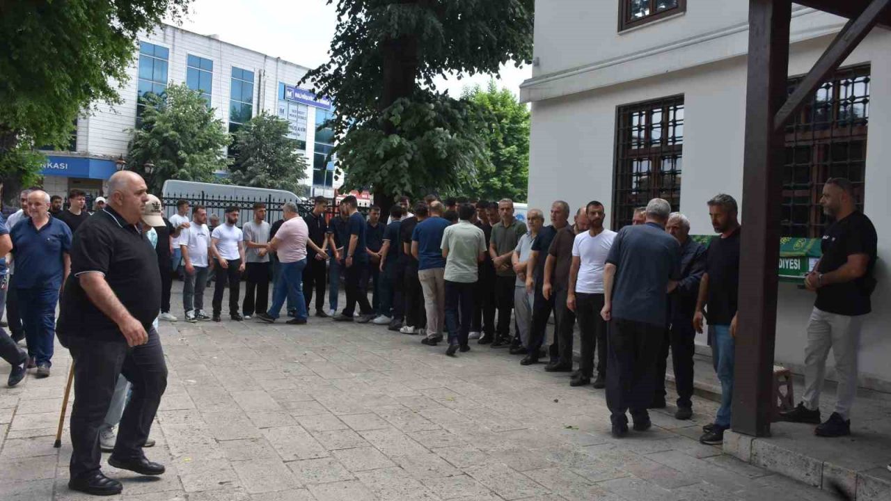 Serinlemek için girdiği derede boğulan genç son yolcuğuna uğurlandı