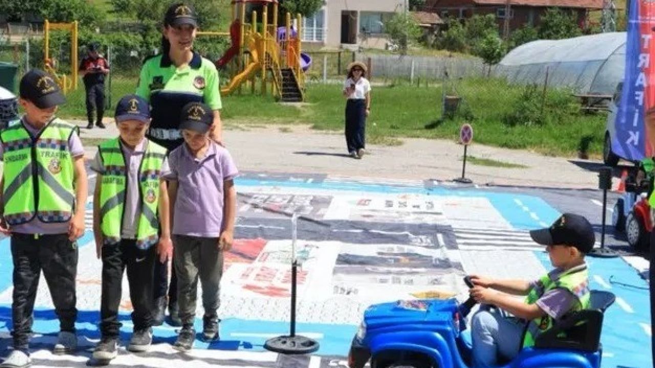 Sinop’ta jandarmadan miniklere uygulamalı trafik eğitimi