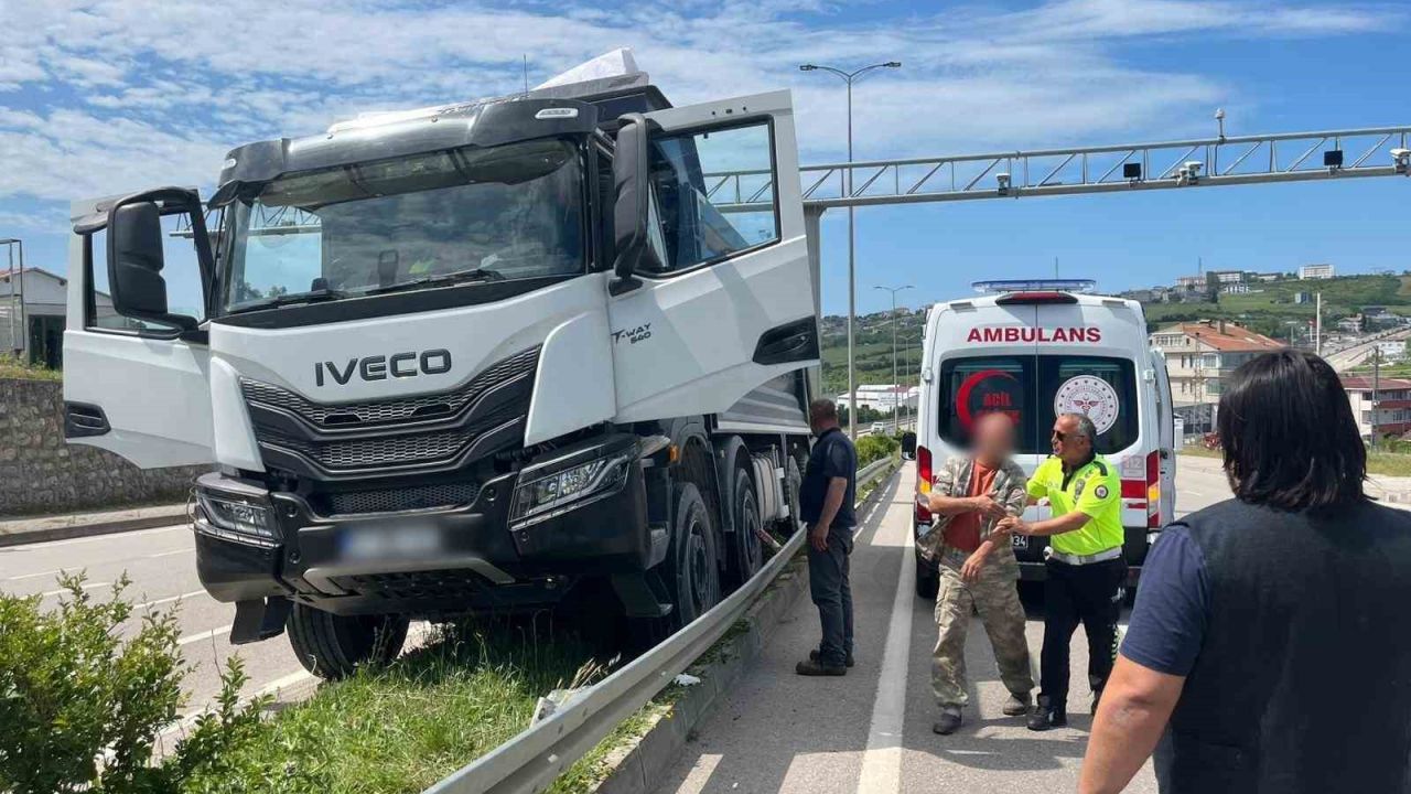 Sinop’ta kamyon sürücüsü direksiyon başında fenalaştı: 1 yaralı