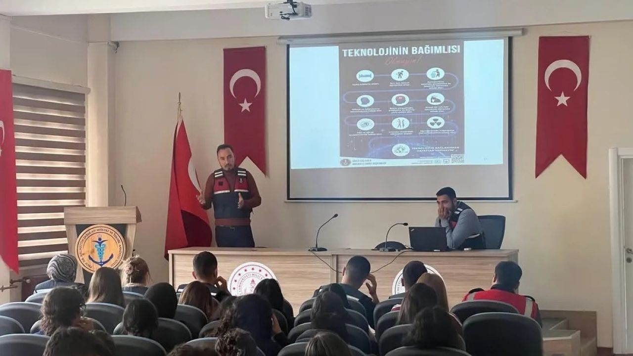 Sinop’ta öğrenciler siber tehlikelere karşı bilgilendirildi
