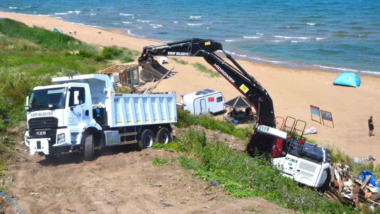 Sinop’ta sahildeki kaçak yapılara yıkım operasyonu