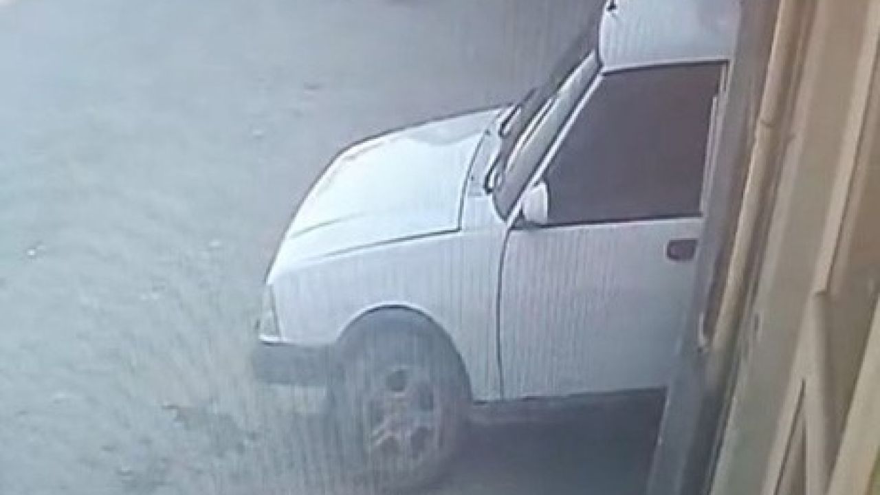 Tamir etmek istediği otomobilin altında kaldı