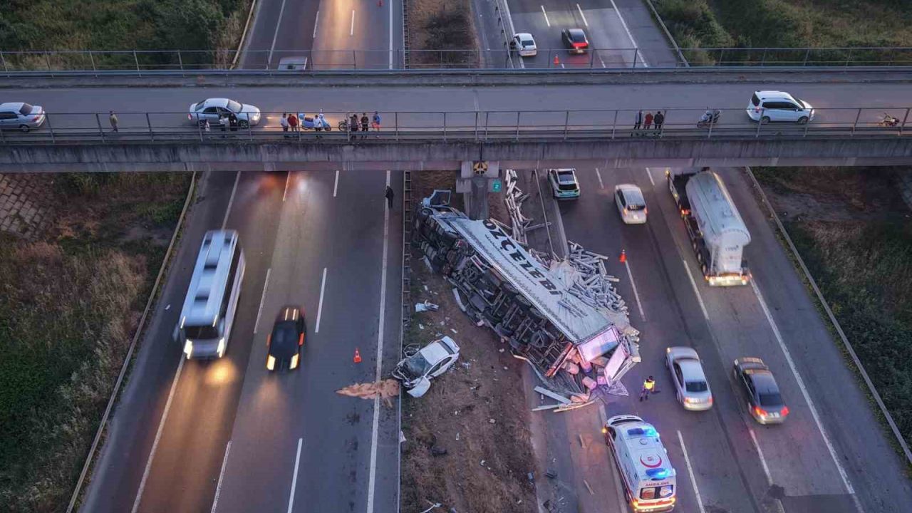 TEM’de halı yüklü tır ile otomobil çarpıştı: 6 yaralı