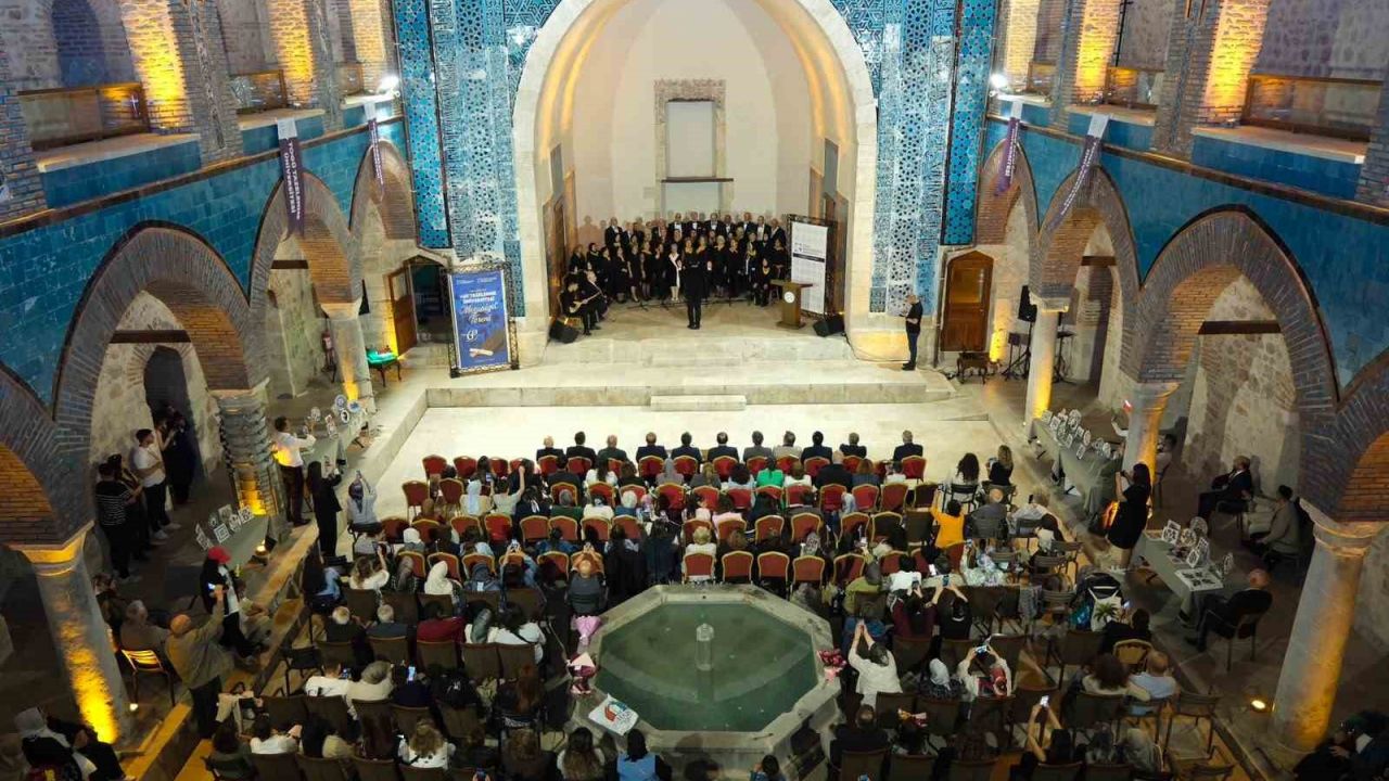 TOGÜ Tazelenme Üniversitesi’nde 60 yaş üstü öğrenciler kep attı
