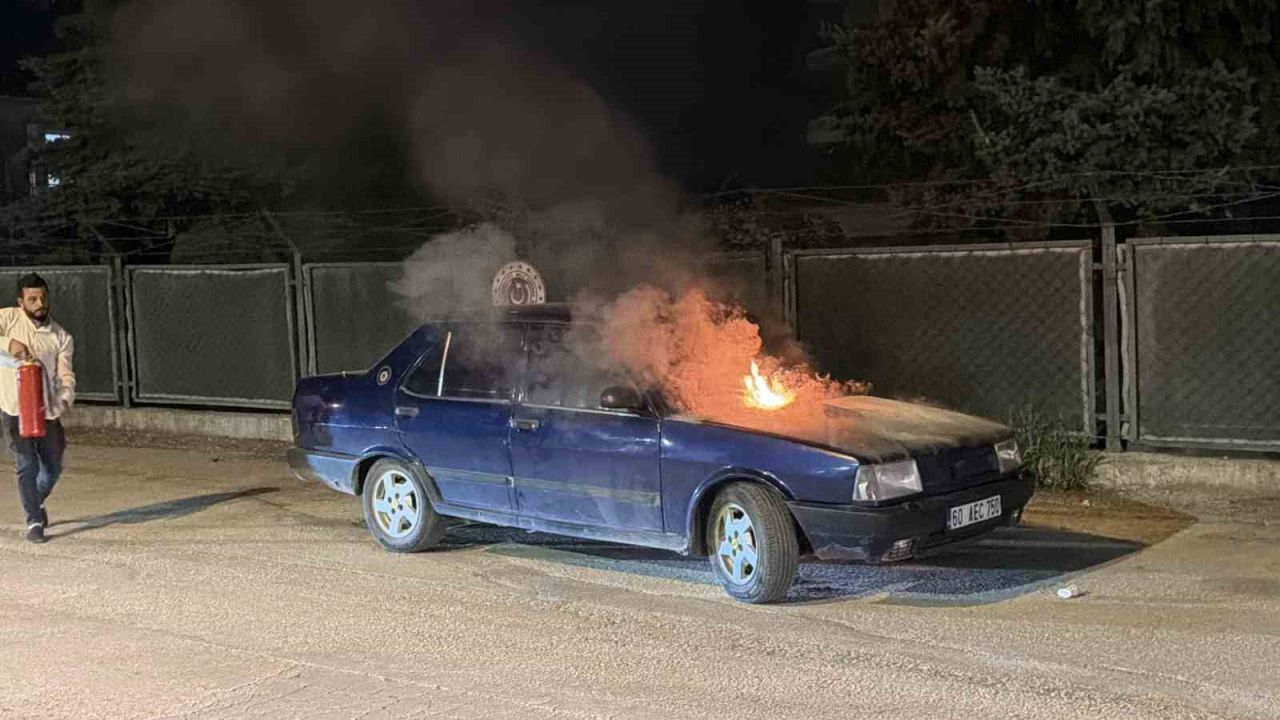 Tokat’ta park halindeki otomobilde yangın çıktı