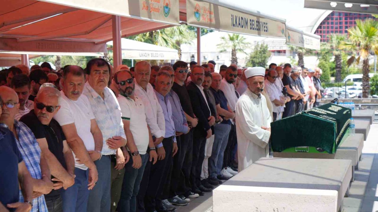 Trafik kazasında hayatını kaybeden genç motosikletçi, son yolculuğuna uğurlandı