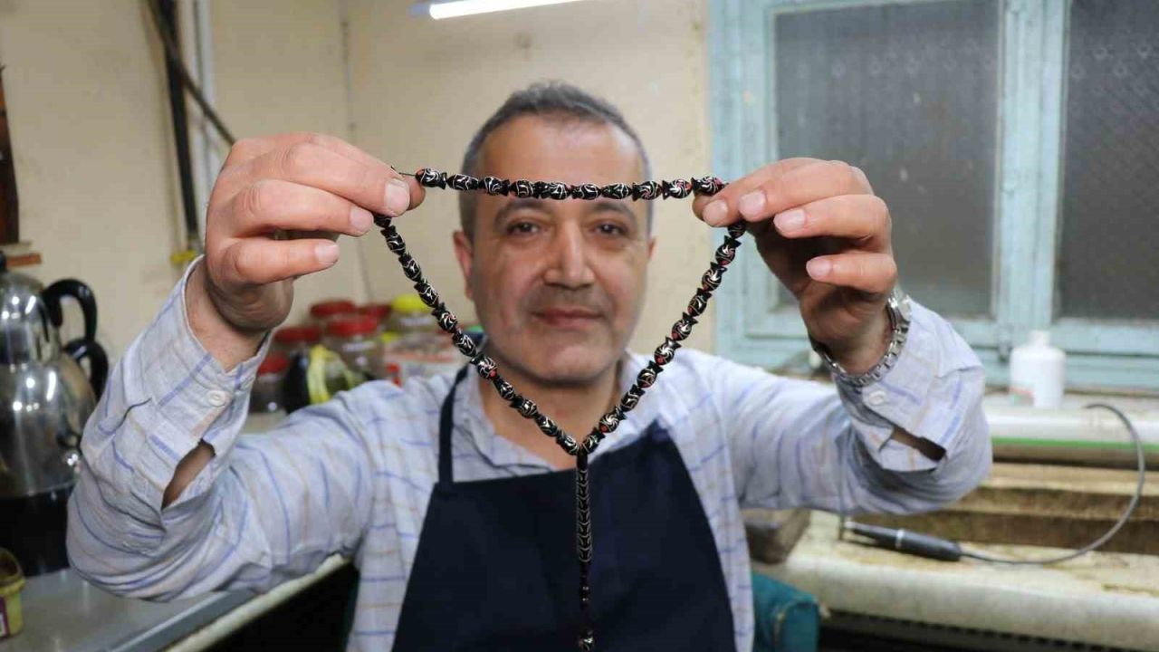 Ustasından Türkiye’de bir ilk: Balık taneli Oltu taşı tespihi yaptı