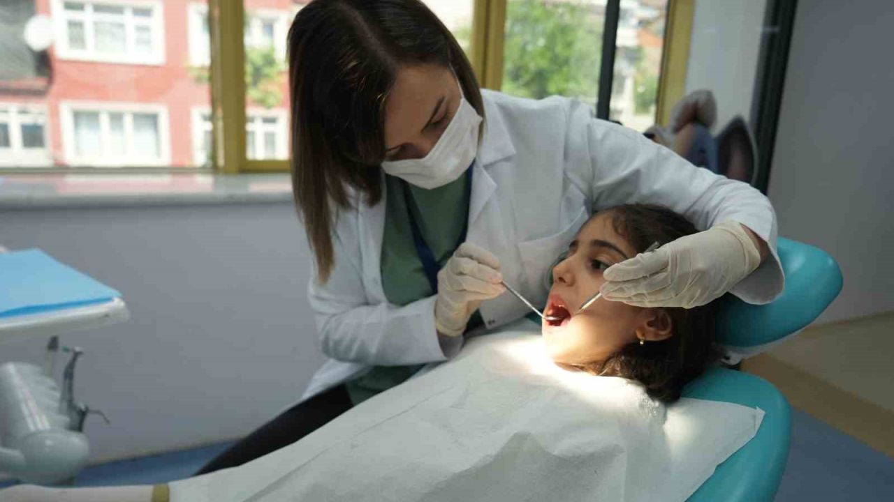 Uzmanından uyarı: "Nasıl olsa düşecek" denilen süt dişleri okul başarısını etkiliyor