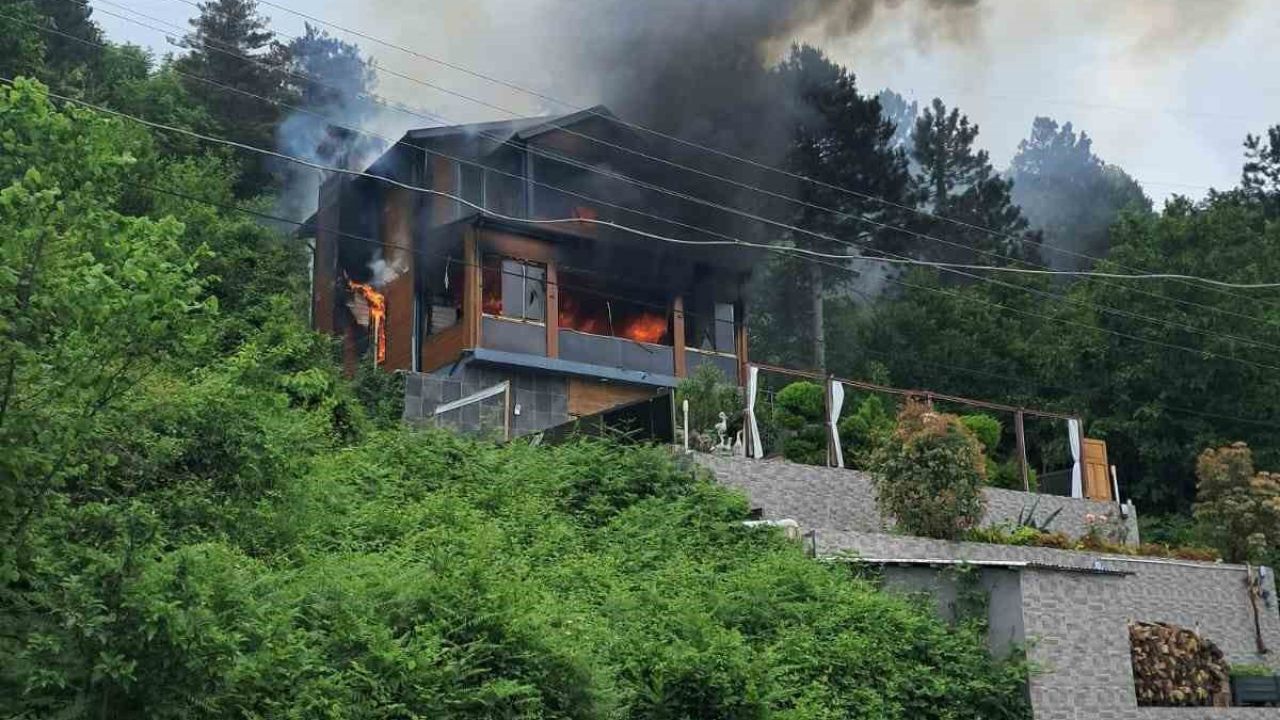 Yangın çıkan villada alevlerin arasında kalan yaşlı kadını ekipler kurtardı