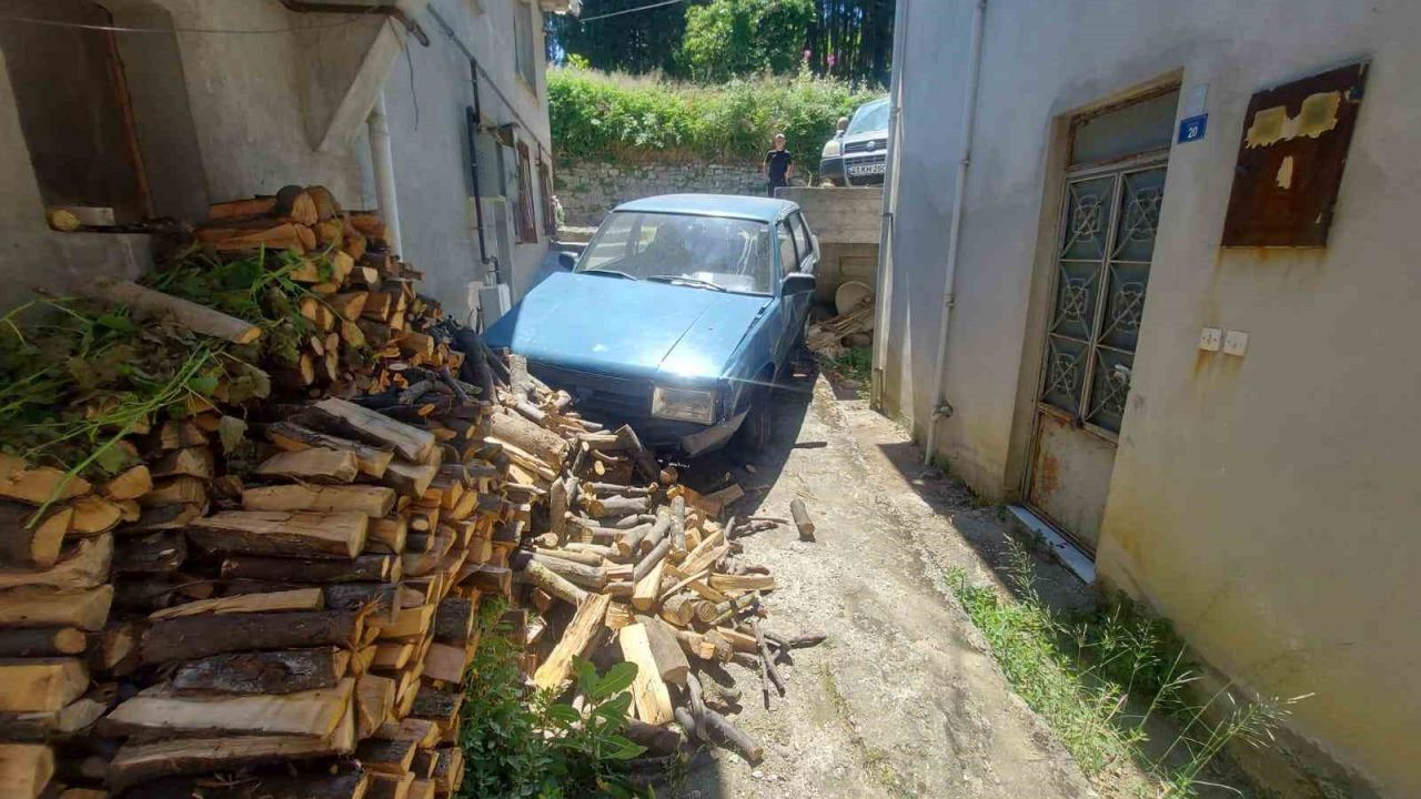 Yokuş aşağı inerken kaza yapıp iki evin arasına düştü