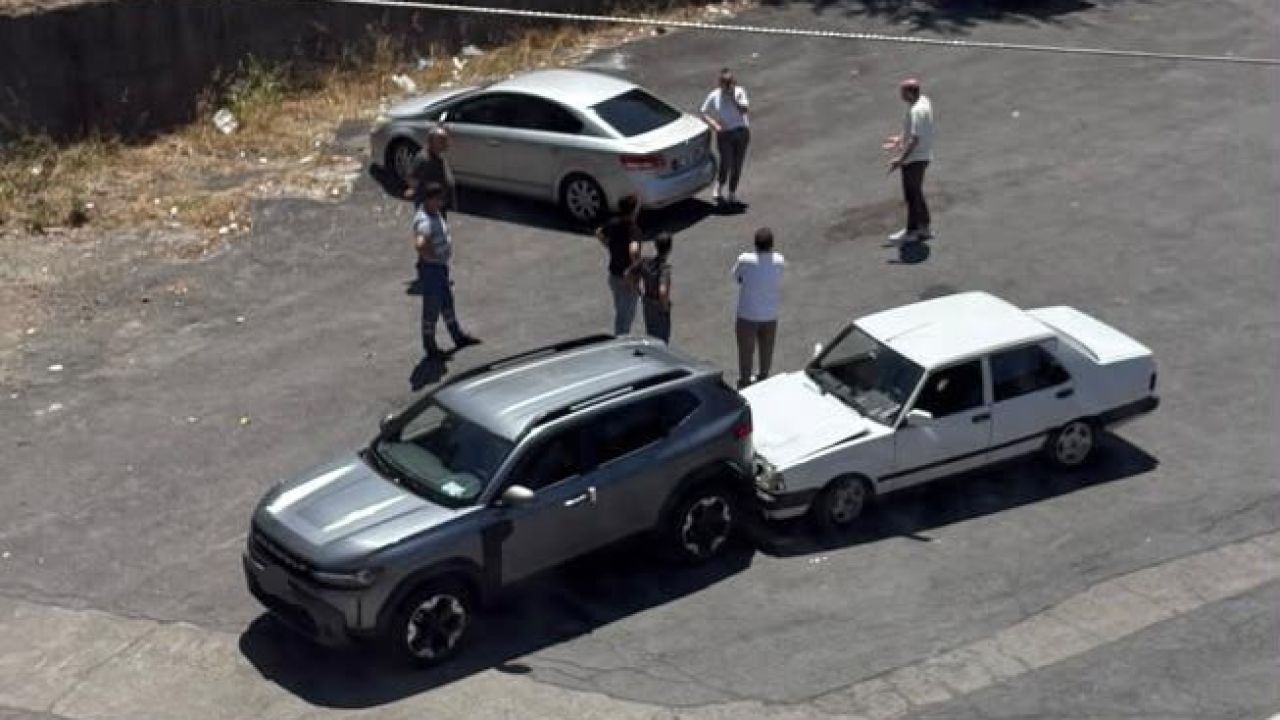 Araç taşıyıcı tırdan indirilen otomobil park halindeki araca çarptı
