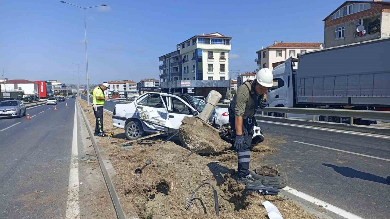 Bafra’da otomobil aydınlatma direğine çarptı, sürücü yaralandı