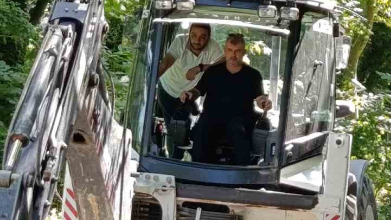 Başkan makamı bıraktı, kepçe koltuğuna geçti