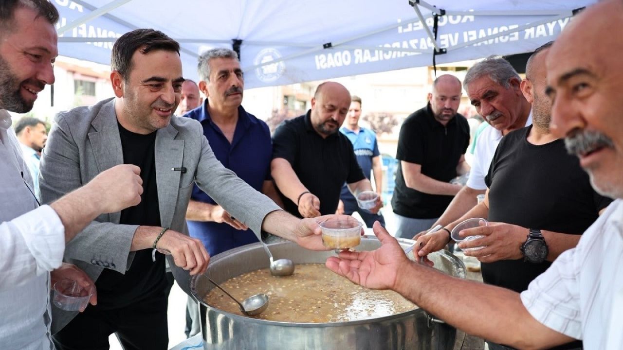 Başkan Özlü’den pazar esnafına aşure ikramı