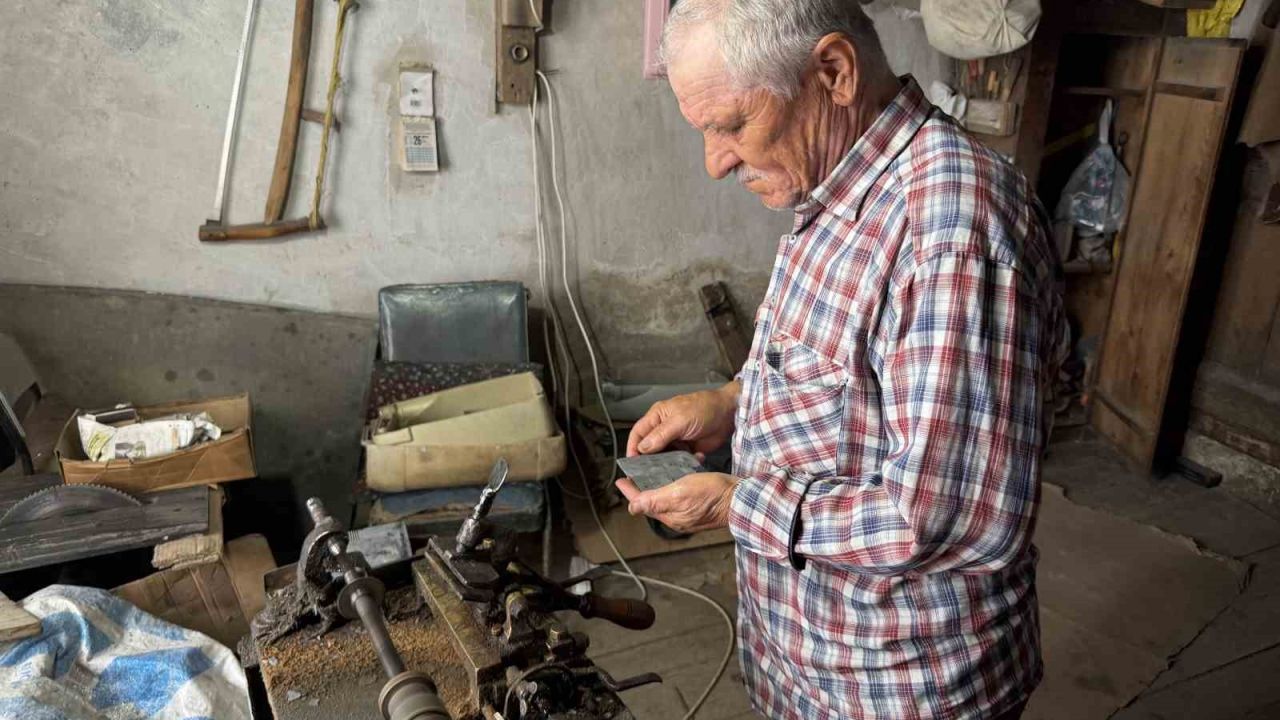 Bolu’da 50 yıldır manda boynuzundan tarak yapıyor