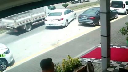 Bolu’da park yerinden çıkan otomobile kamyon çarptı