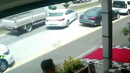 Bolu’da park yerinden çıkan otomobile kamyon çarptı