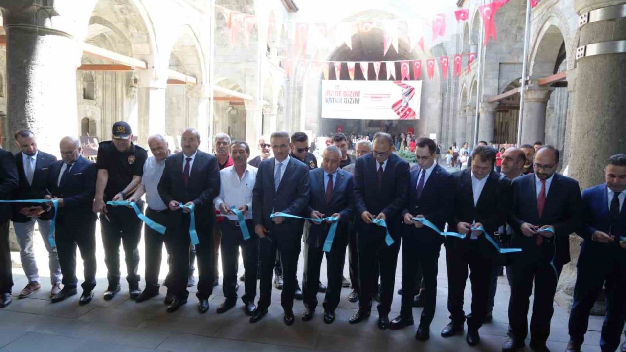 Çifte Minareli Medrese’de 15 Temmuz ruhunu yaşatan anlamlı sergi