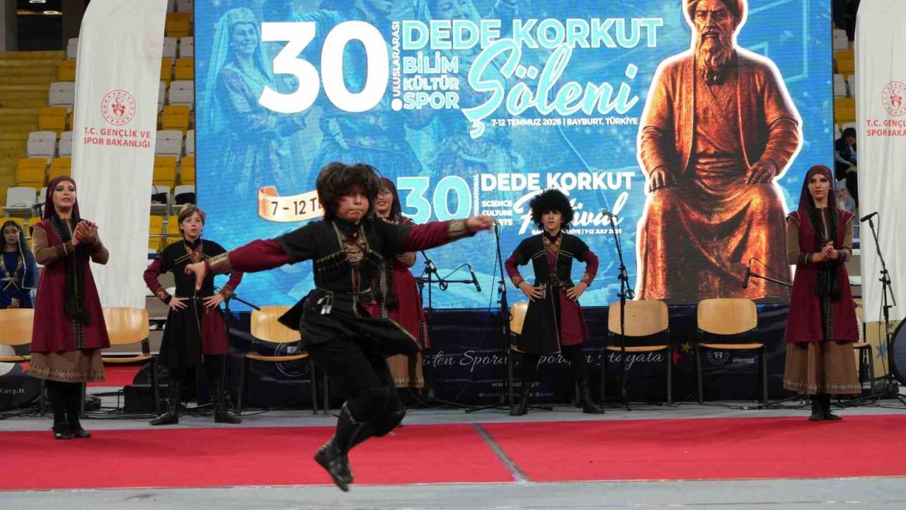 Dede Korkut Şöleni’nde 11 ülkeden 15 ekip sahne aldı