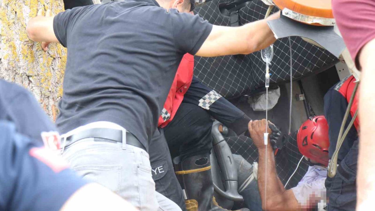 Devrilen çekicide sıkışan sürücü için ekipler seferber oldu