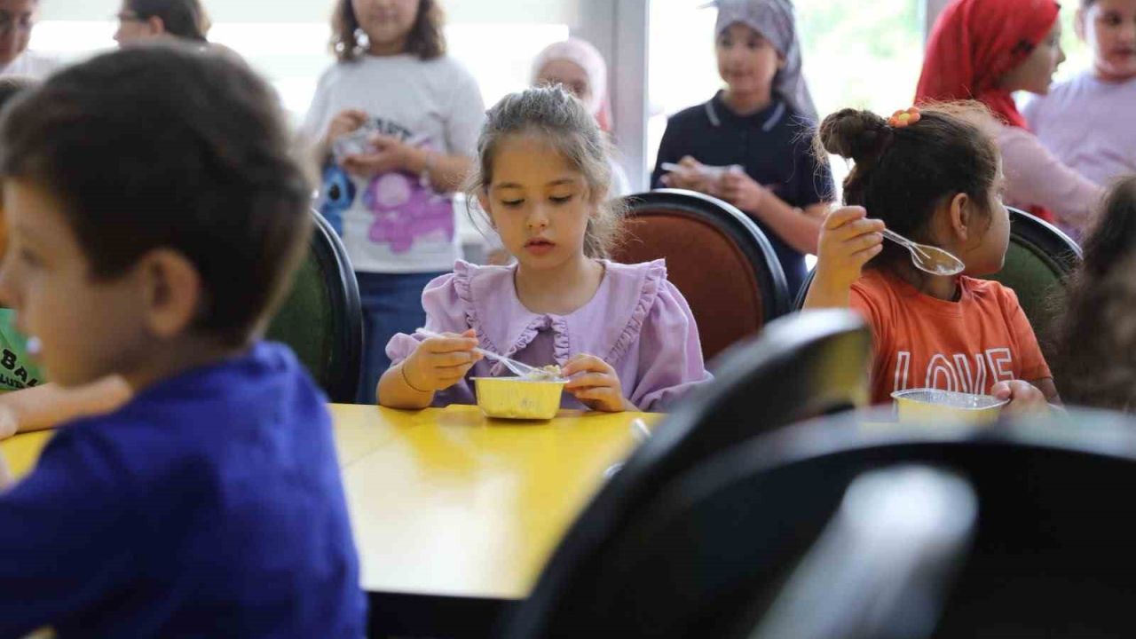 Düzce Belediyesi çocuk üniversitesinden aşure etkinliği