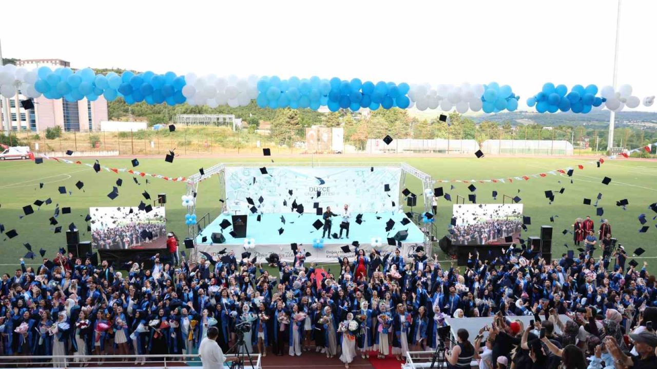 Düzce Üniversitesi mezuniyet törenleri sona erdi