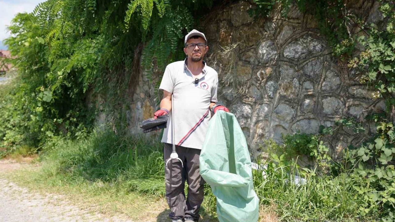 Düzce’de temizlik işçisi bulduğu altın dolu çantayı polise teslim etti