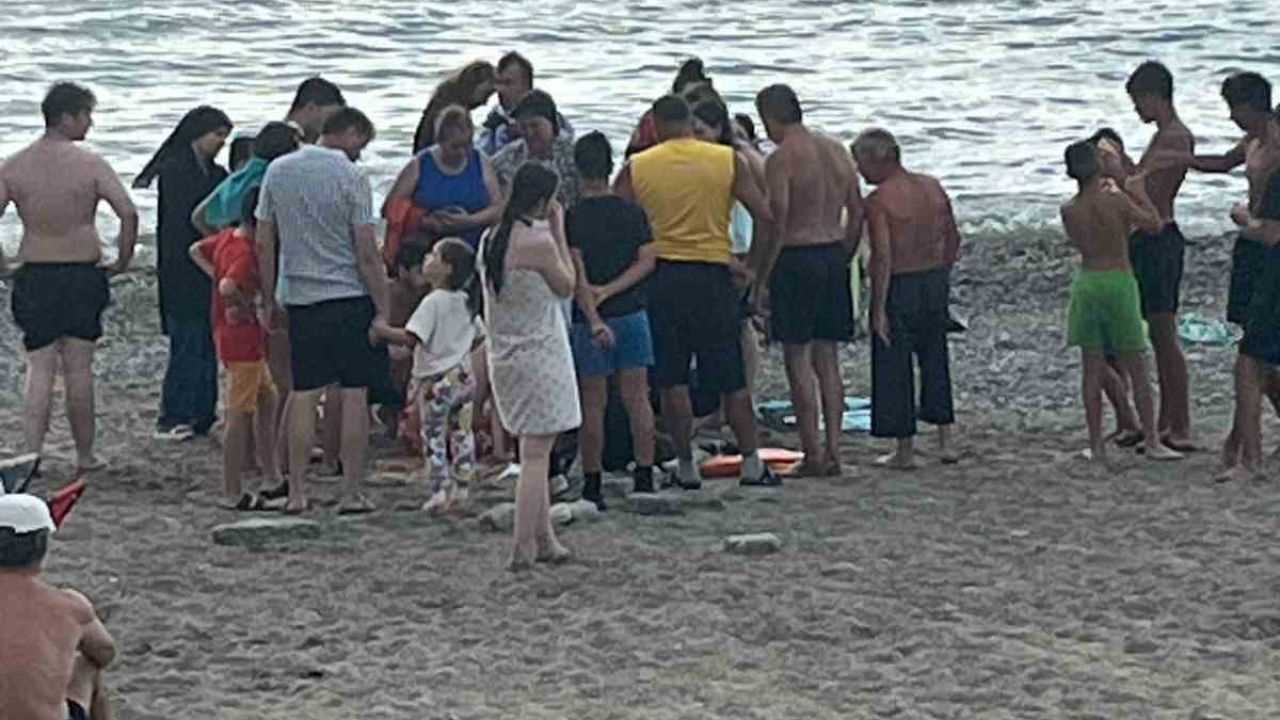 Filyos sahilinde korkutan anlar, kramp giren vatandaşı cankurtaranlar kurtardı