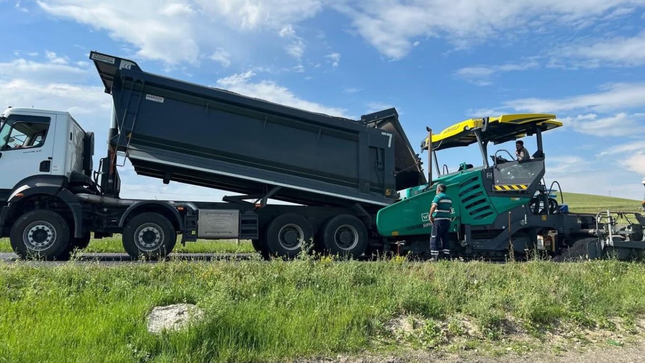 Kars’ta asfalt seferberliği sürüyor: Esenyayla köyü yolu tamamlandı