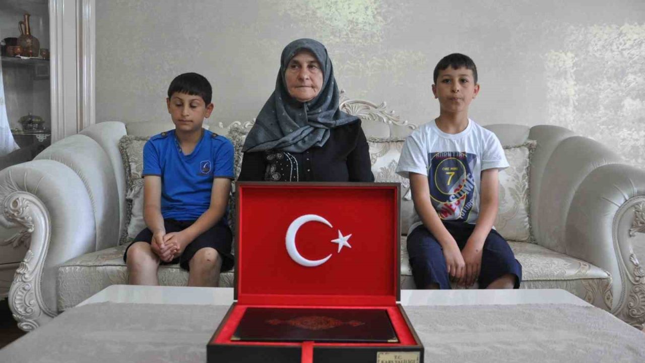 Kars’ta duygulandıran bayrak sevgisi: Aynı aileden iki kuşak, 7 yıl arayla valilik önünde Türk bayrağını öptü