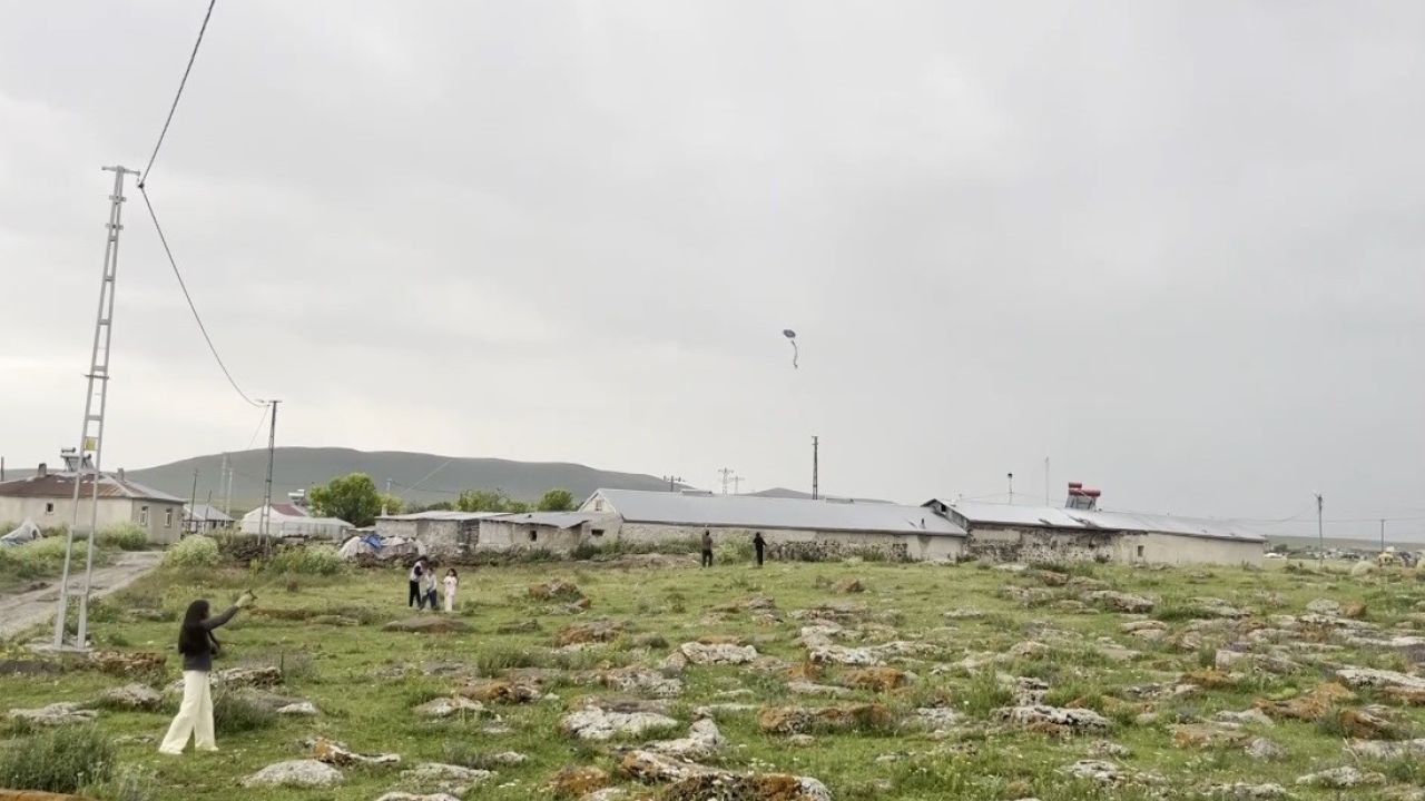 Kars’ta köy çocuklarının uçurtma sevinci