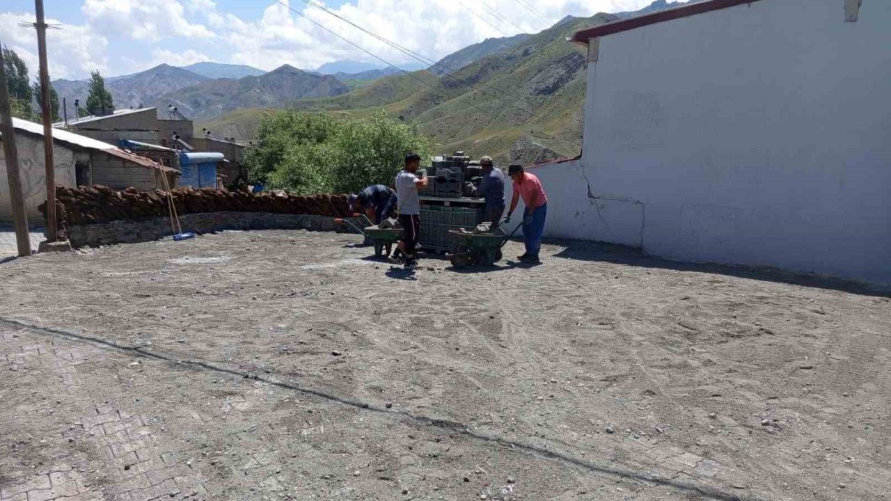 Kars’ta2 köy modern yollara kavuşuyor: Kilit parke çalışmaları başladı