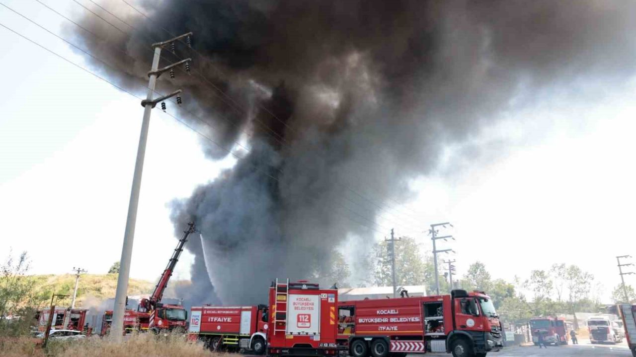 Kocaeli’de boya fabrikası alevlere teslim oldu