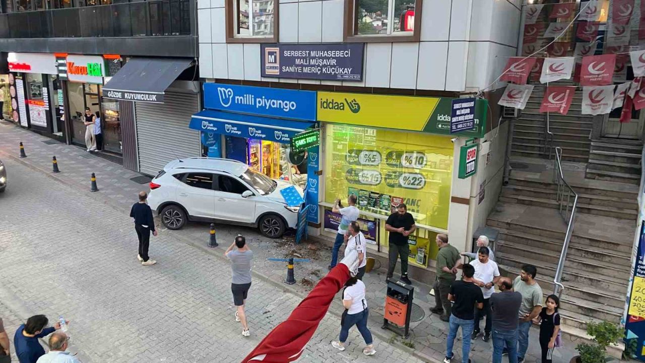 Kontrolden çıkan otomobil iş yerine daldı, facianın eşiğinden dönüldü