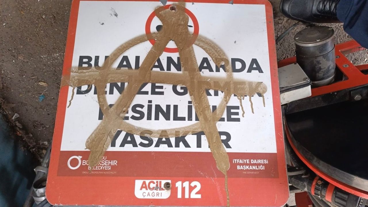 Magandalar can simitlerini çaldı, uyarı levhalarına zarar verdi