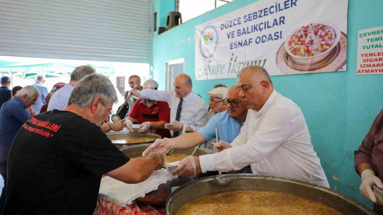 Pazar yerinde aşure ikramı gönülleri buluşturdu