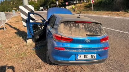 Refüje çarpan otomobildeki 2’si çocuk 4 kişi yaralandı