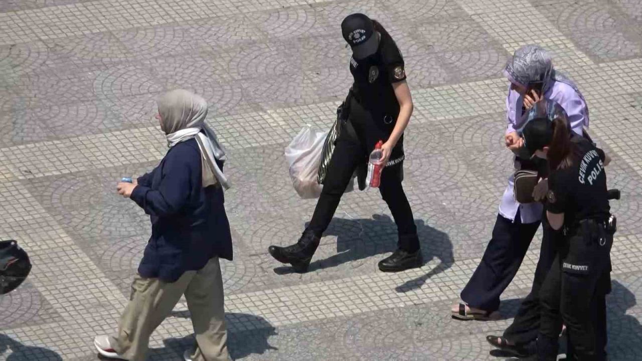 Samsun’da sıcaktan bayılan kadının yardımına vatandaşlar ve polisler koştu