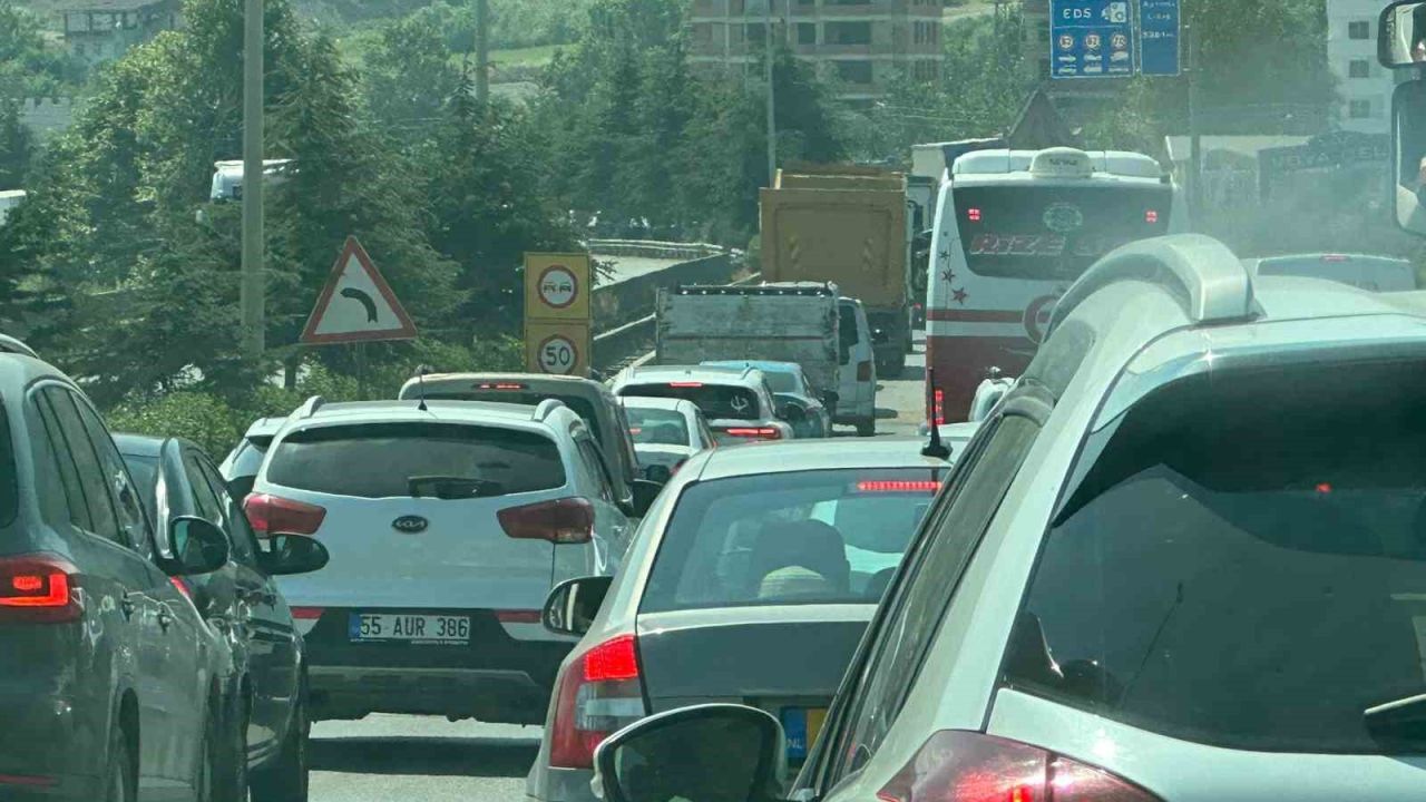 Şehir Hastanesi kavşak çalışması trafiği kilitledi: Kilometrelerce araç kuyruğu