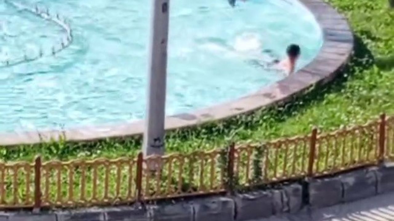Sıcaktan bunalan çocuklar süs havuzunda serinledi
