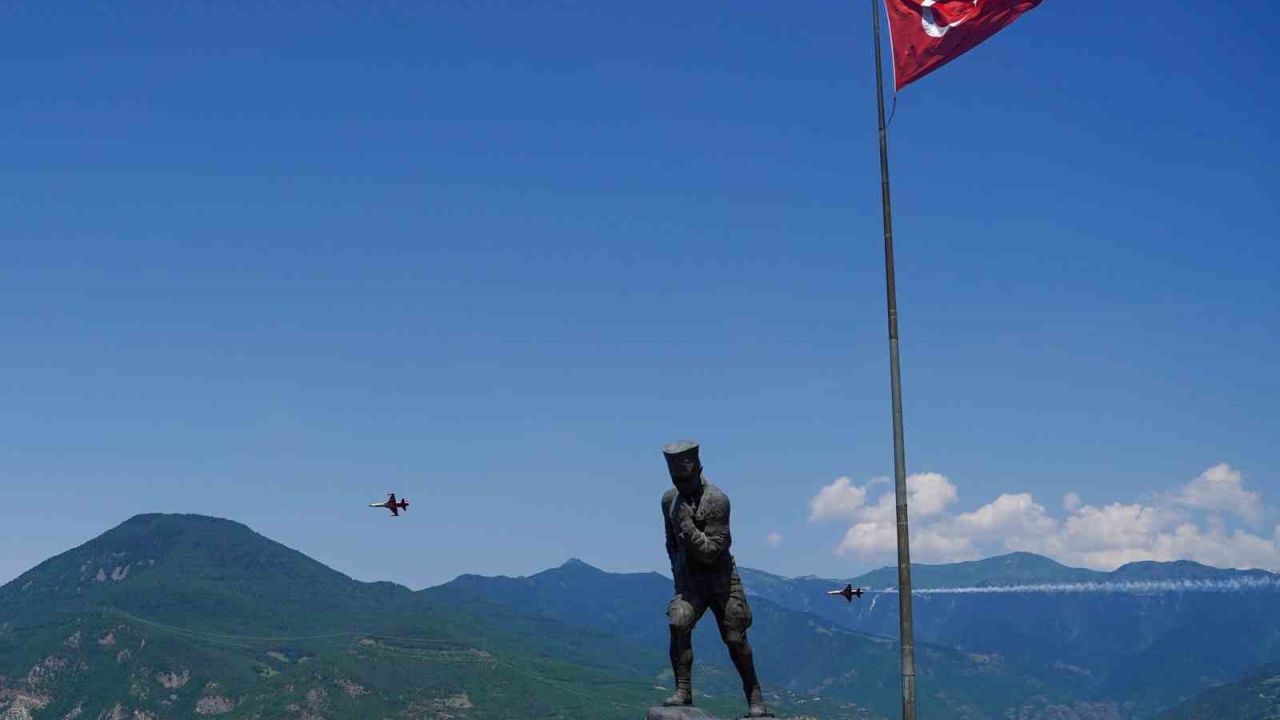 Türk Yıldızları Artvin semalarında prova uçuşuyla nefes kesti