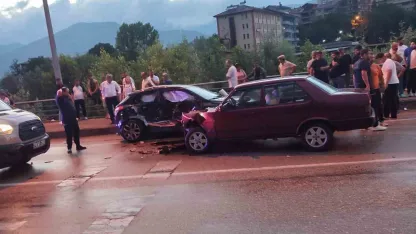 Yağışlı yolda iki otomobil çarpıştı: 4 yaralı